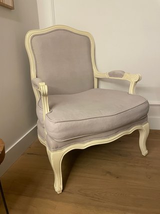 Butaca estilo Luis XV beige y gris