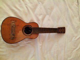 Guitarra antigua de madera