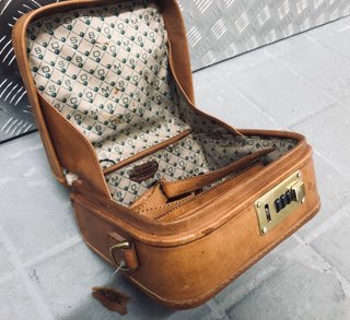 Maletín antiguo con cerradura combinada