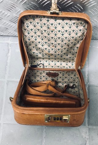 Maletín antiguo con cerradura combinada