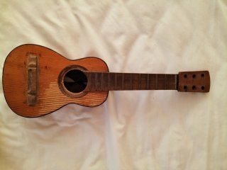 Guitarra antigua de madera
