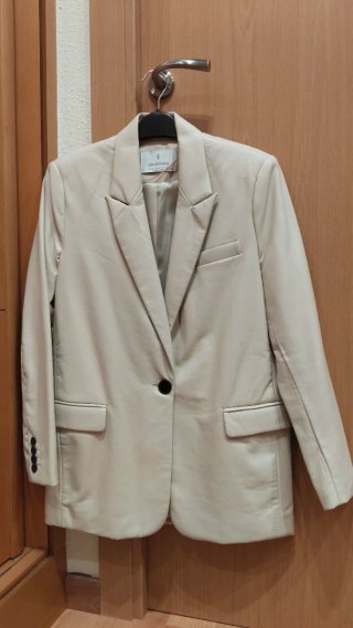 Chaqueta Stradivarius Polipiel Beige Mujer