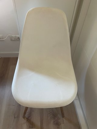 Juego de 4 sillas blancas con patas de madera