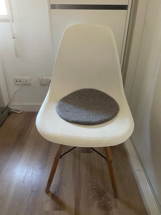 Juego de 4 sillas blancas con patas de madera