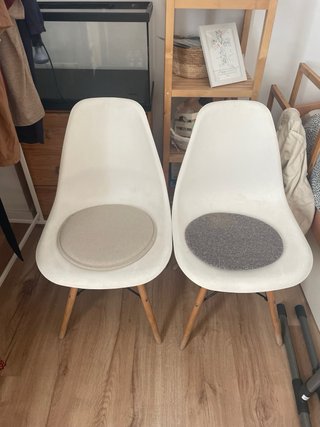 Juego de 4 sillas blancas con patas de madera