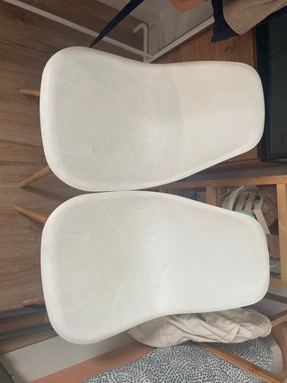 Juego de 4 sillas blancas con patas de madera