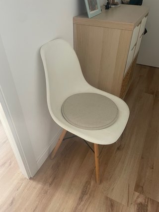 Juego de 4 sillas blancas con patas de madera