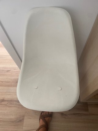 Juego de 4 sillas blancas con patas de madera