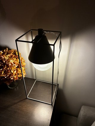 Lámpara de mesa moderna metal