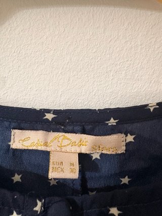 Blusa azul marino con estrellas blancas