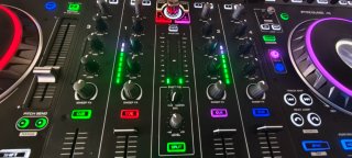 Denon DJ Prime 4 Controlador DJ con su caja,
