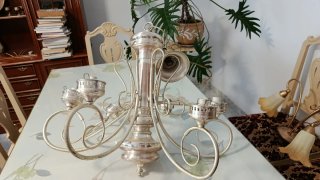 Lámpara de mesa dorada con tulipas