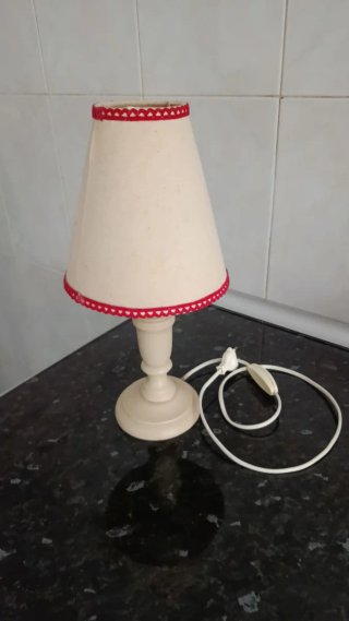 Lámpara de mesa dorada con tulipas
