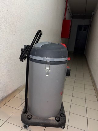 Aspiradora profesional de polvos y liquidos