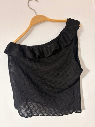 Blusa negra de una manga con volantes