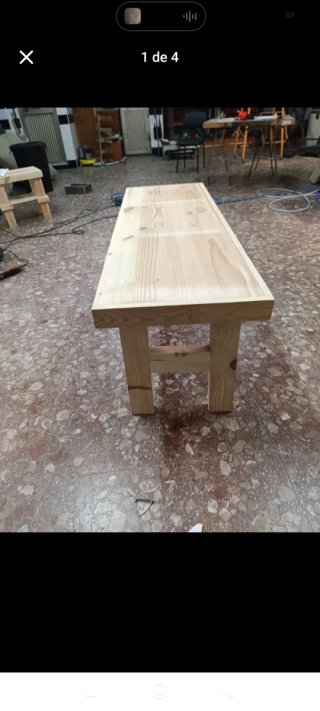 Mesa de madera rústica.