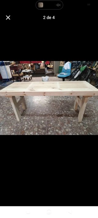 Mesa de madera rústica.