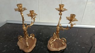 Candelabros dorados de metal y piedra