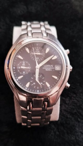 Reloj Lorus Cronógrafo 100m Negro y Plateado