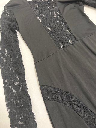 Vestido negro elegante con encaje
