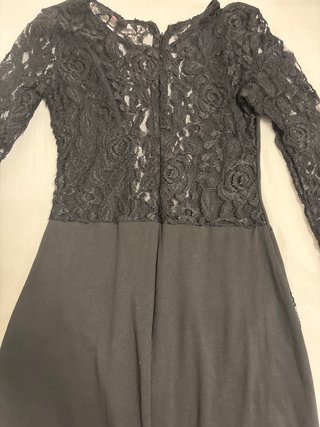 Vestido negro elegante con encaje