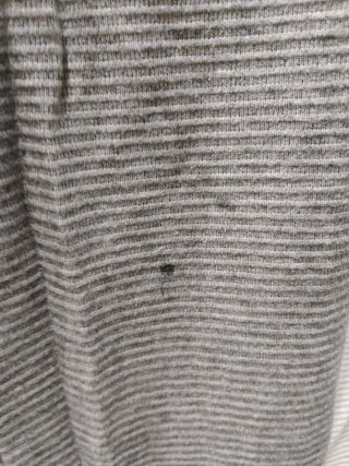 Pantalón gris de rayas