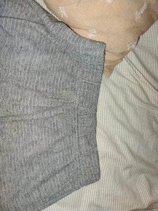 Pantalón gris de rayas