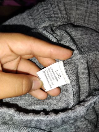 Pantalón gris de rayas