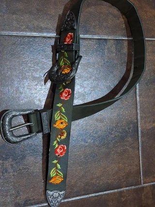 Cinturón verde bordado flores con 2 hebillas