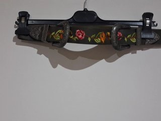 Cinturón verde bordado flores con 2 hebillas