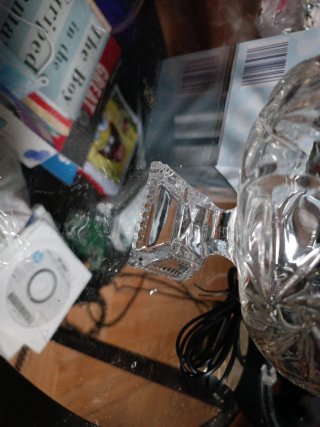 Cuenco de cristal tallado con pedestal