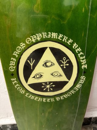 Tabla de skate verde con diseño