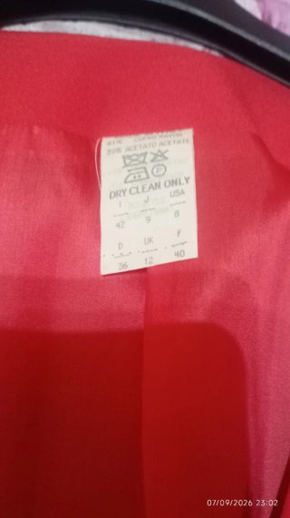 Giacca rossa con chiusura gioiello Made in Italy