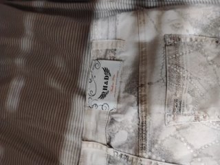 Pantalones blancos con estampado floral