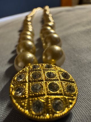Collar Vintage Perlas Grandes y Medallón Dorado