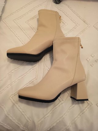 Botines crema tacón cuadrado
