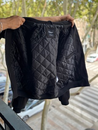 Cazadora Bershka Negra con Detalles