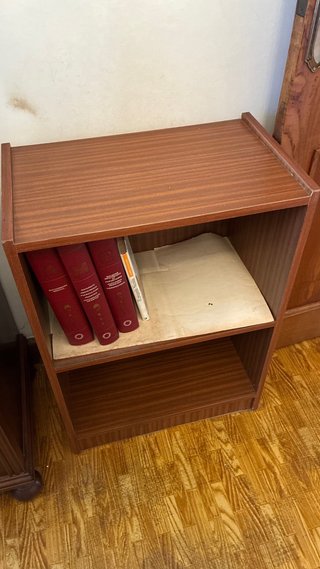 Estantería de madera marrón