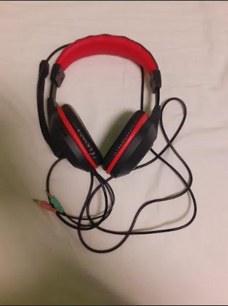 Cascos gaming negros y rojos con micrófono