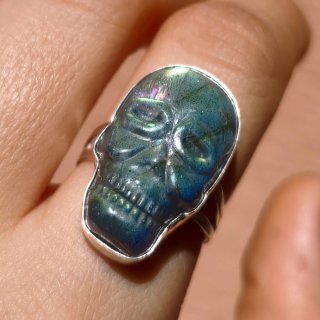 Anillo de calavera de plata y labradorita