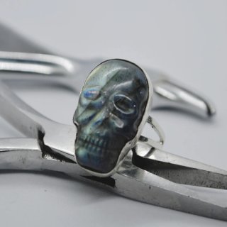 Anillo de calavera de plata y labradorita