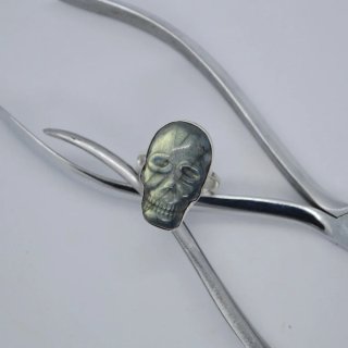 Anillo de calavera de plata y labradorita