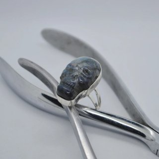 Anillo de calavera de plata y labradorita