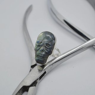 Anillo de calavera de plata y labradorita