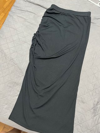 Falda negra fruncida midi
