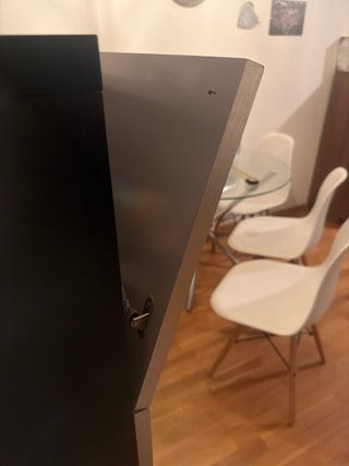 Mueble de salón plateado con estantería