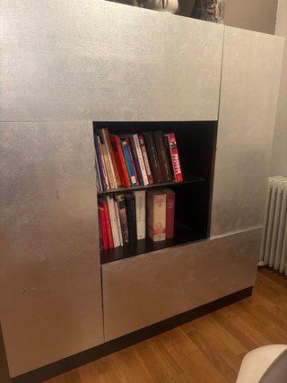 Mueble de salón plateado con estantería