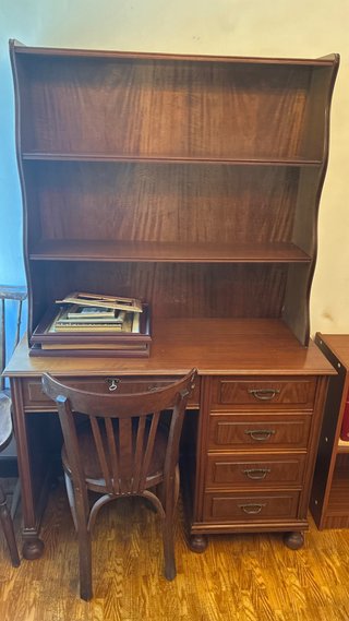 Escritorio y Estantería de Madera