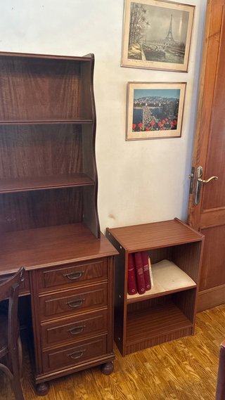 Escritorio y Estantería de Madera