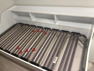 Cama juvenil con estantería